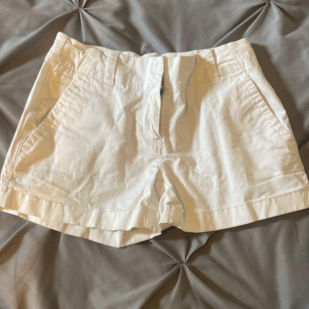 Vineyard Vines white shorts with pockets